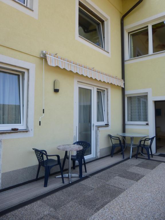 Pension Feiken Wesenufer Kamer foto