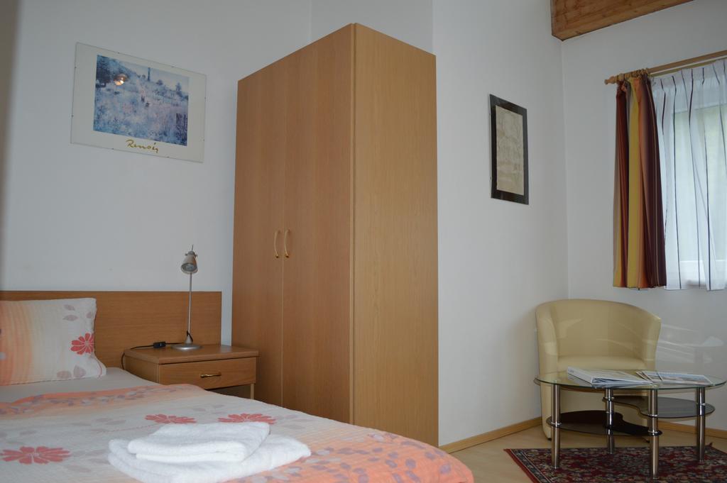 Pension Feiken Wesenufer Kamer foto