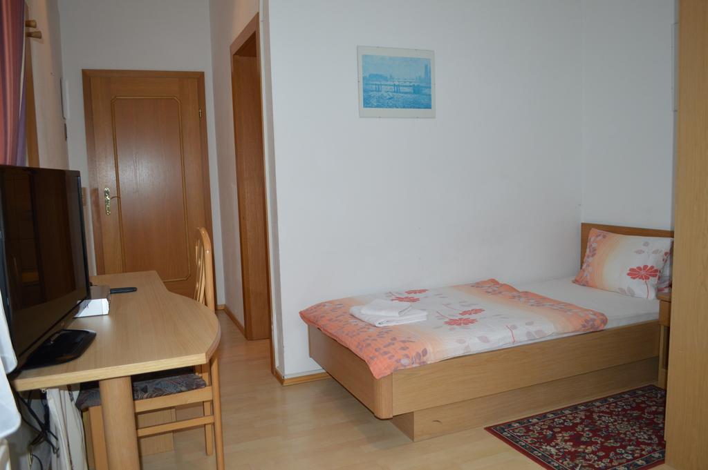 Pension Feiken Wesenufer Kamer foto